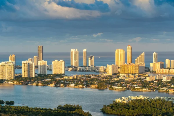 迈阿密海滩日落时的鸟瞰图 — 图库照片