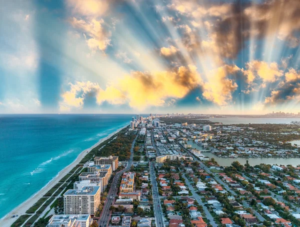 Miami Beach kustlijn, luchtfoto in de schemering — Stockfoto