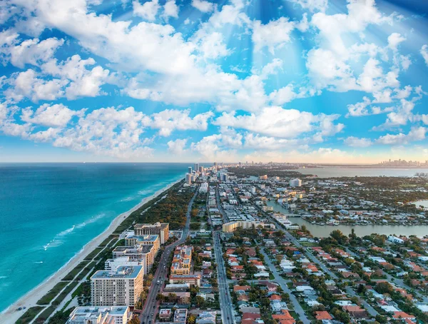 Edificios Miami Beach, vista aérea al atardecer — Foto de Stock