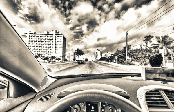 Fahren auf den Straßen der Stadt. Armaturenbrett und Stadtbild — Stockfoto
