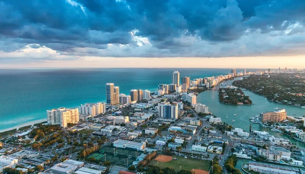 Skyline di Miami Beach, vista aerea al tramonto — Foto Stock