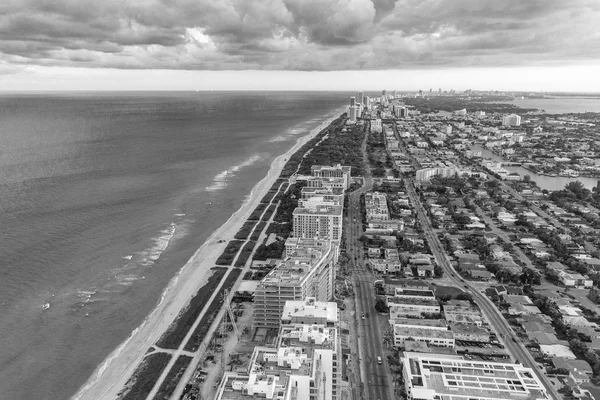 Miami Beach depuis les airs, vue aérienne en noir et blanc — Photo