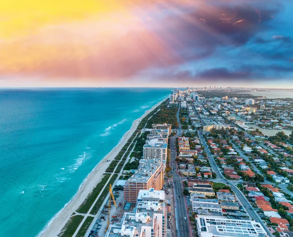 Miami Beach kusten, Flygfoto i skymningen — Stockfoto