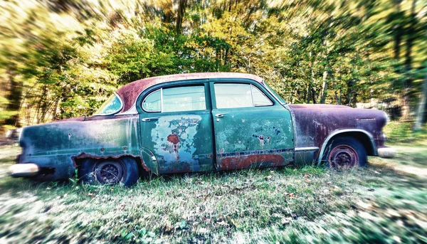 Verlassenes Auto rostet auf Feld — Stockfoto