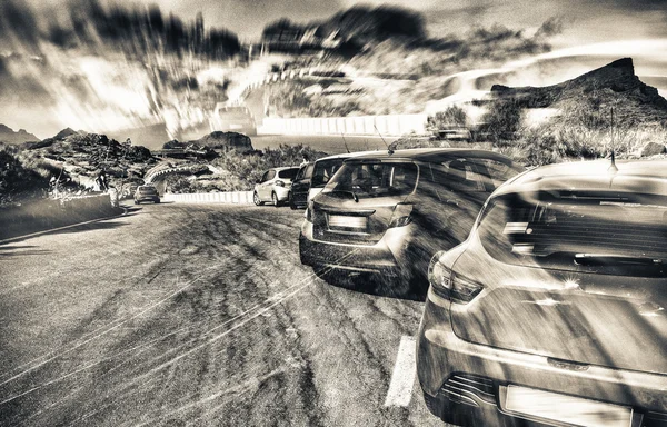 화려한 자동차 산악도로에 주차 — 스톡 사진