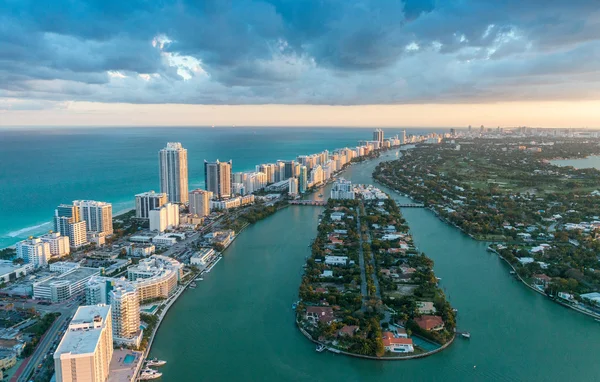 Miami Beach, csodálatos légi felvétel az épületek, a folyó és a hálók zöldség — Stock Fotó