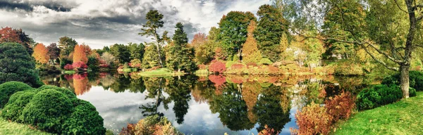 Bellissimo lago e alberi colorati del New England al mare fogliame — Foto Stock