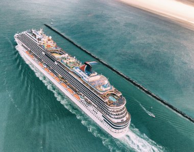 Crusie gemide okyanusun havadan görünümü