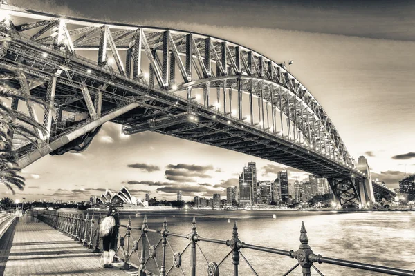 Hemelwaarts nacht uitzicht op Sydney Harbour Bridge — Stockfoto