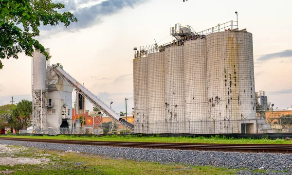 Промышленный химический завод с резервуарами — стоковое фото