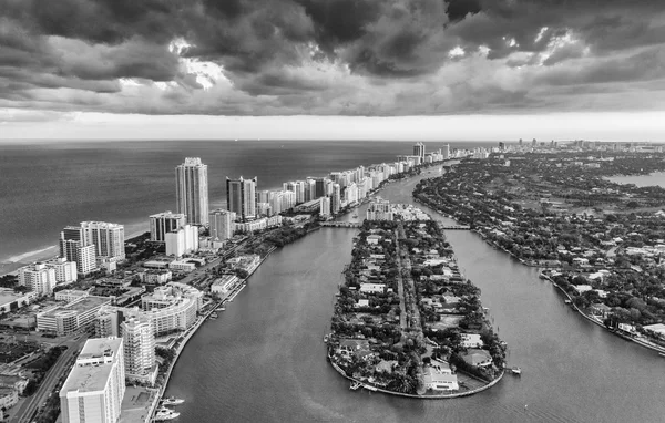 Miami Beach depuis les airs, vue aérienne en noir et blanc — Photo