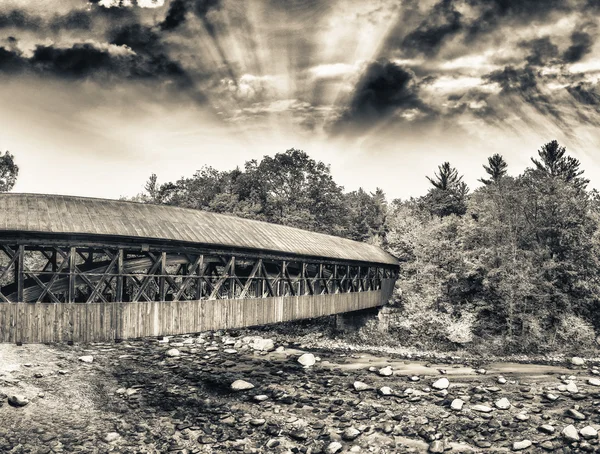 Alacakaranlıkta New England ahşap köprü — Stok fotoğraf