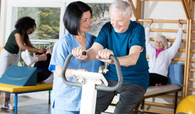 Mutluluk içinde yaşlı Rehabilitasyon Merkezi. Emekli başarılı insanlar