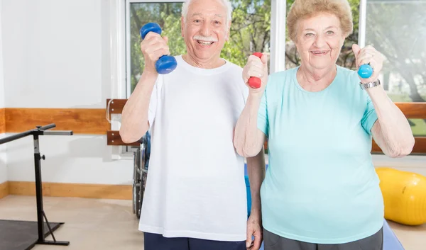 Felicidad en las instalaciones de rehabilitación de ancianos. Personas jubiladas exitosas —  Fotos de Stock