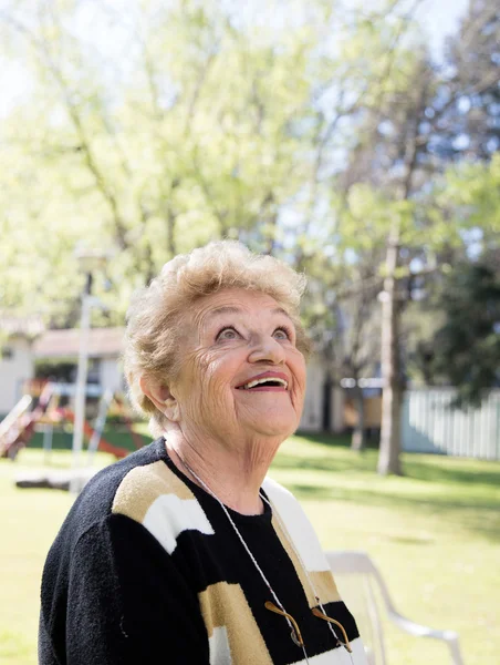 Felice donna anziana godendo la vita in giardino — Foto Stock