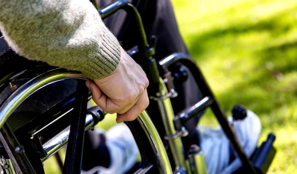 Homme âgé en fauteuil roulant en plein air. Vue détaillée — Photo