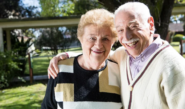 Geluk in oudere rehab faciliteit. Succesvolle gepensioneerden — Stockfoto