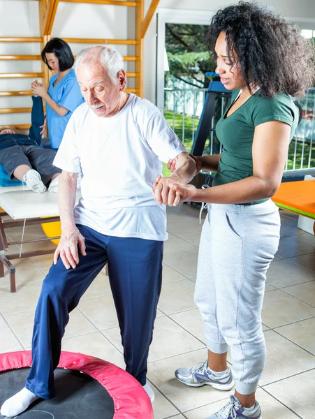 Personas mayores haciendo ejercicios en una clínica de rehabilitación para adultos mayores —  Fotos de Stock