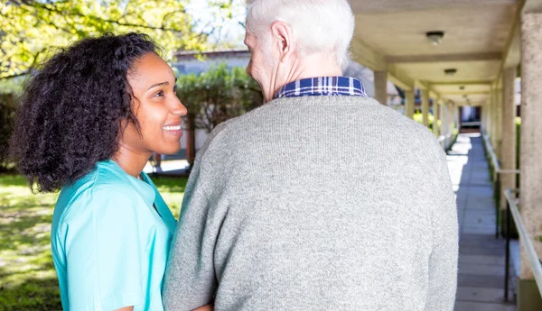 Happiness in elder rehab facility. Retired successful people — Stock Photo, Image