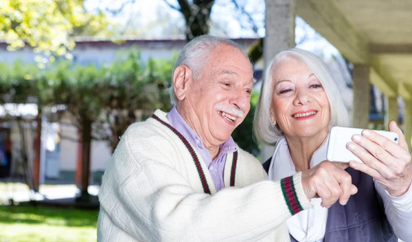 Geluk in oudere rehab faciliteit. Succesvolle gepensioneerden — Stockfoto