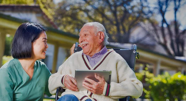 Happiness in elder rehab facility. Retired successful people — Stock Photo, Image