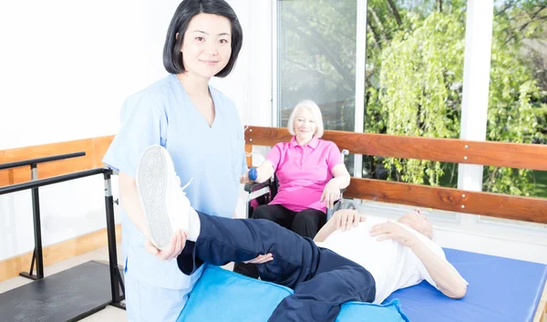 Felicidad en las instalaciones de rehabilitación de ancianos. Personas jubiladas exitosas — Foto de Stock