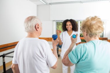 Yaşlı çift rehabilitasyon tesis spor salonunda egzersiz yapma