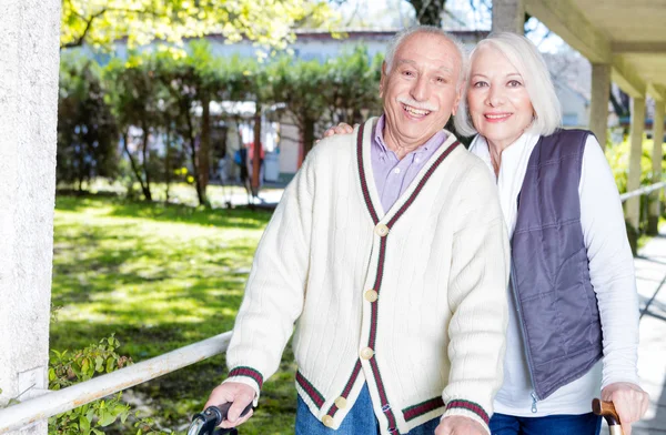 Elder people relaxing outdoor on a rehab facility garden — Stock Photo, Image
