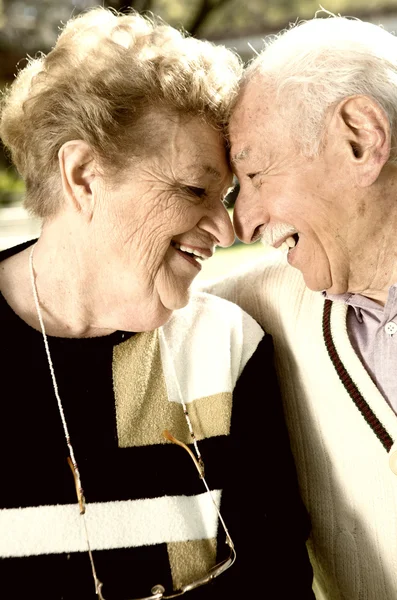 Felice coppia di anziani faccia a faccia sorridente. Pensione e amore con — Foto Stock