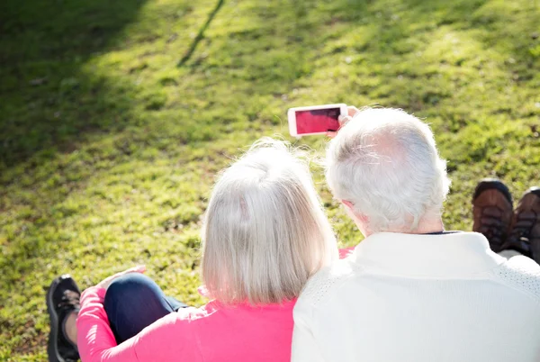 Gelukkige gepensioneerde paar in 70s buiten ontspannen — Stockfoto