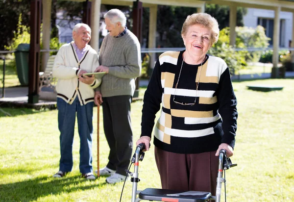 Glückliche Rentnerin mit Rollator in Entzugsklinik — Stockfoto