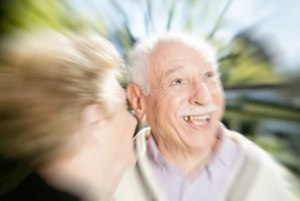 Ευτυχισμένο ζευγάρι συνταξιούχων στα 70 υπαίθριος χαλαρωτικό — Φωτογραφία Αρχείου