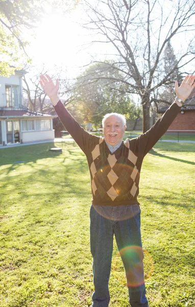 Homem feliz na década de 70 relaxante ao ar livre — Fotografia de Stock