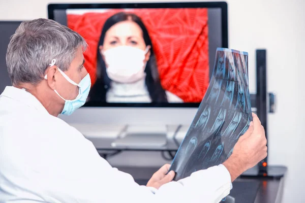 Männlicher Arzt Krankenhaus Überprüft Den Gesundheitszustand Einer Frau Mit Covid — Stockfoto