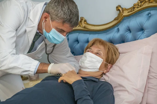 Mulher Idosa Usando Máscara Saúde Casa Cama Com Médico Visitando — Fotografia de Stock