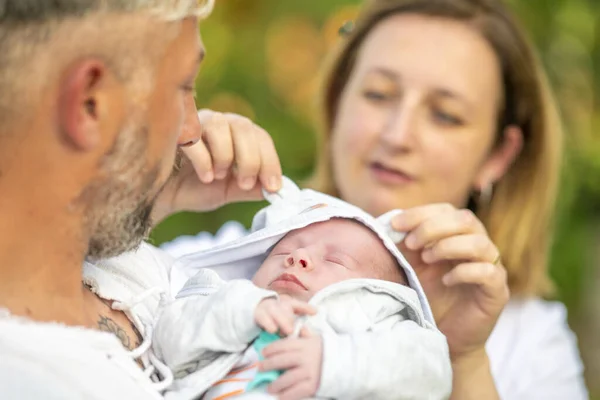 Nyfött Barn Med Sina Föräldrar Utomhus — Stockfoto