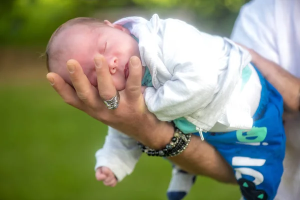 Bebé Recién Nacido Mano Padre Aire Libre — Foto de Stock