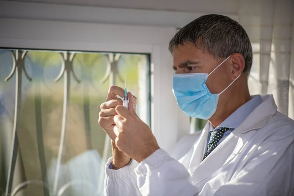 Pewny Siebie Lekarz Szpitalu Trzymający Strzykawkę Noszący Maskę Zdrowotną — Zdjęcie stockowe