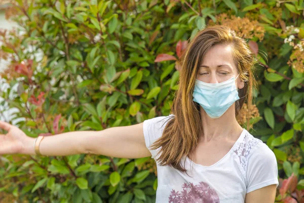 Mujer Joven Con Máscara Salud Que Tiene Aptitud Casa Aire — Foto de Stock
