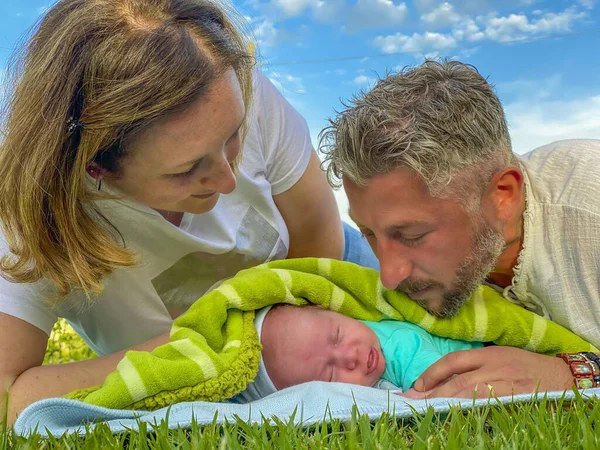 Bebê Recém Nascido Deitado Grama Cercado Pelo Amor Seus Pais — Fotografia de Stock