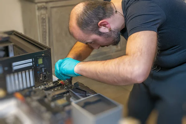 Young Computer Technician Assembling New — Stock Photo, Image