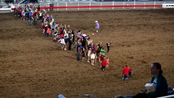 CÓDIGO, QUARTA - JULHO 2019: Chidren corre no Rodeo Park — Vídeo de Stock