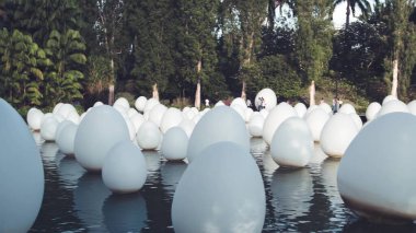 SINGAPORE - 4 HAZİRAN 2020: Yüzen yumurtalar, Gardens By The Bay yeni sanat sergisindeki yedi interaktif sergi arasında yer alıyor. Yavaş çekim