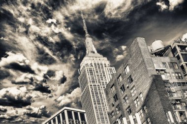 NEW YORK CITY - Ekim 2015: Empire State Building Manhattan siluetinde bir simgedir.
