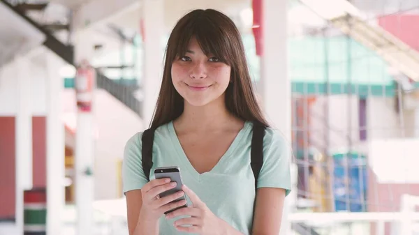 Asiatisches Mädchen Der Schule Mit Smartphone — Stockfoto