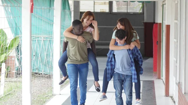 Mladí Přátelé Piggybacking Škole — Stock fotografie