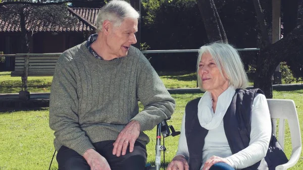 Oudere Man Vrouw Maken Kennis Ziekenhuistuin Langzame Beweging — Stockfoto