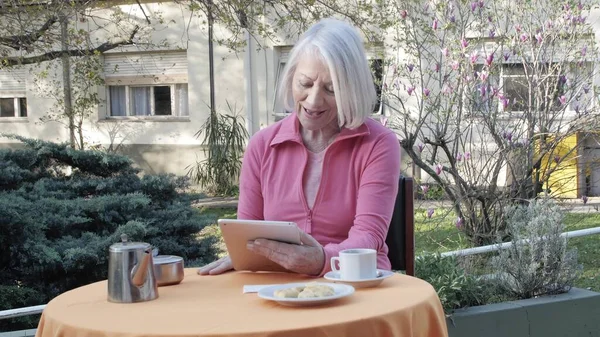 Starší Žena Používá Tablet Který Dělá Snídani Venku Zpomalený Pohyb — Stock fotografie