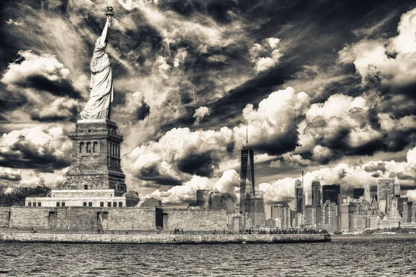 New York City Statua Della Libertà Tramonto Con Bellissimo Cielo — Foto Stock