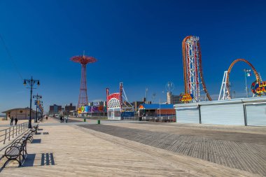 NEW YORK CITY - Ekim 2015: Güzel bir sonbahar gününde Coney Island Luna Park gezinti alanı.